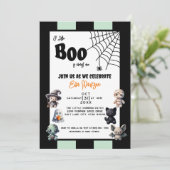 Ein kleiner Boo ist fast gerade wegen Halloween Ba Einladung (Stehend Vorderseite)