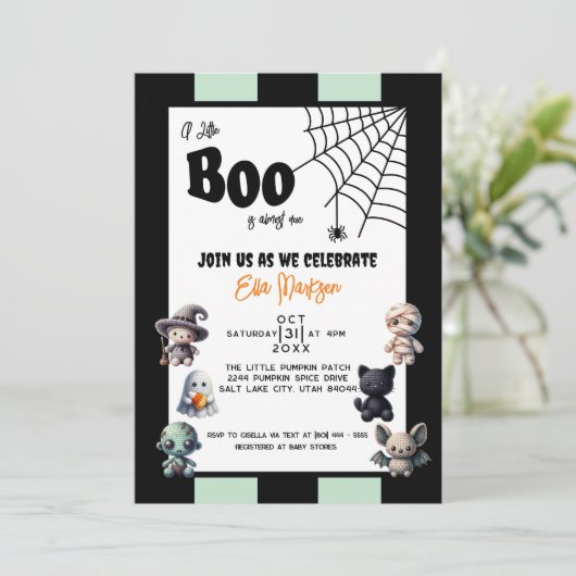 Ein kleiner Boo ist fast gerade wegen Halloween Ba Einladung (Stehend Vorderseite)