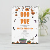 Ein kleiner Boo ist fast gerade wegen Halloween-Ki Einladung (Stehend Vorderseite)