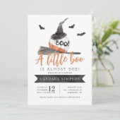 Ein kleiner Boo ist fast gerade wegen Halloween-Ki Einladung (Stehend Vorderseite)