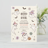 Ein kleiner Boo ist fast gerade wegen Halloween-Ki Einladung (Stehend Vorderseite)