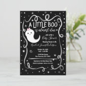 Ein kleiner Boo ist fast gerade wegen Halloween-Ki Einladung (Stehend Vorderseite)