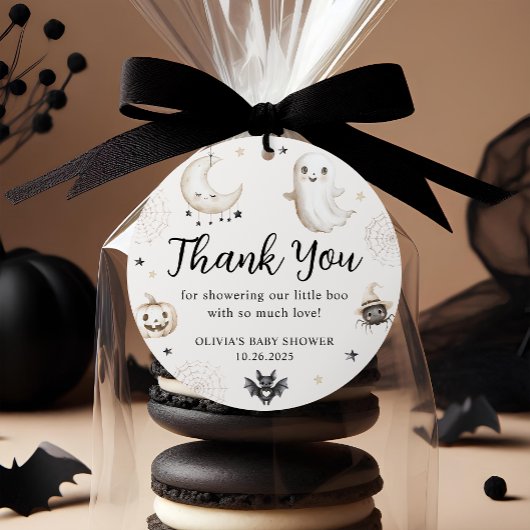 Ein kleiner Boo ist fast gerade wegen Halloween-Ki Geschenkanhänger