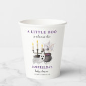 Ein kleiner Boo ist fast gerade wegen Halloween-Ki Pappbecher (Vorderseite)