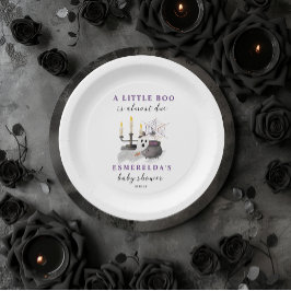 Ein kleiner Boo ist fast gerade wegen Halloween-Ki Pappteller