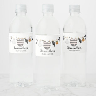 Ein kleiner Boo ist fast nötig mit einer Babydusch Wasserflaschenetikett