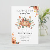 Ein kleiner Boo ist fast wegen Babydusche Einladung (Stehend Vorderseite)