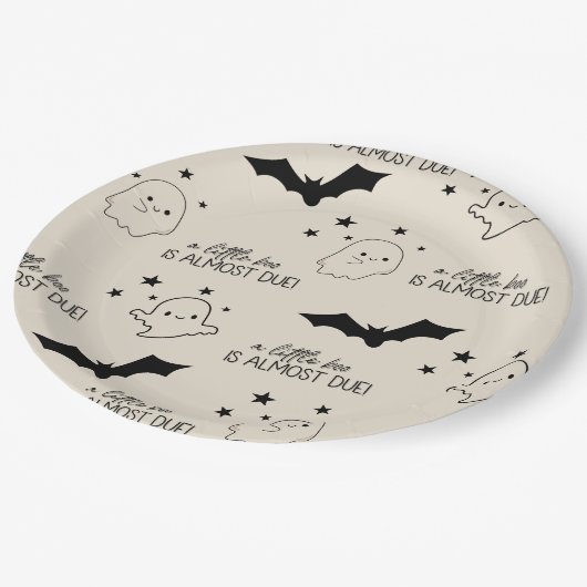 Ein kleiner Boo ist fast wegen der Babydusche Pappteller (Schrägansicht)