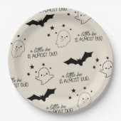 Ein kleiner Boo ist fast wegen der Babydusche Pappteller (Vorderseite)