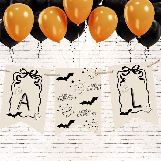 Ein kleiner Boo ist fast wegen der Jagdfahnen Wimpelkette