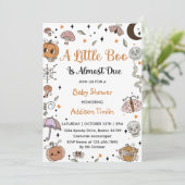 Ein kleiner Boo ist fast wegen Hallowe Party Einladung (Stehend Vorderseite)