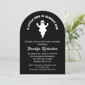 Ein kleiner Boo ist fast zu Halloween-Kinderdusche Einladung (Stehend Vorderseite)