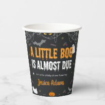 Ein kleiner Boo ist fast zu Halloween-Kinderdusche