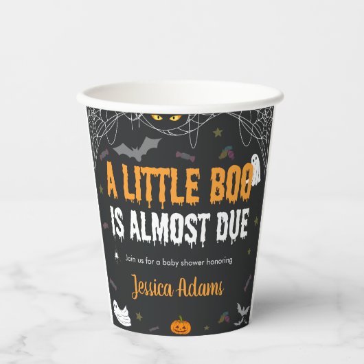 Ein kleiner Boo ist fast zu Halloween-Kinderdusche Pappbecher (Vorderseite)