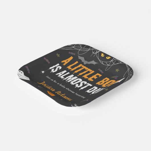 Ein kleiner Boo ist fast zu Halloween-Kinderdusche Pappteller (Gewinkelt)