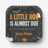 Ein kleiner Boo ist fast zu Halloween-Kinderdusche Pappteller (Vorderseite)