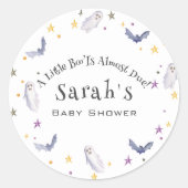 Ein kleiner Boo ist fast zu Halloween-Kinderdusche Runder Aufkleber (Vorderseite)