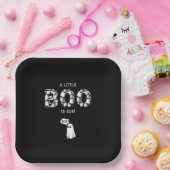 Ein kleiner Boo ist wegen der spukhaften Kinderdus Pappteller (Party)