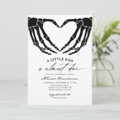 Ein kleiner Boo ist wohl Halloween-Kinderdusche Einladung (Stehend Vorderseite)