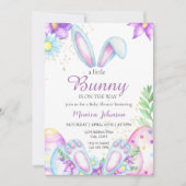 Ein kleiner Bunny ist auf dem Weg Baby Dusche Einladung (Vorderseite)