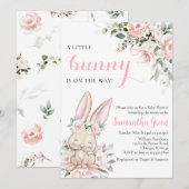 Ein kleiner Bunny ist auf dem Weg Babydusche Einladung (Vorne/Hinten)