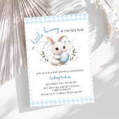 Ein kleiner Bunny ist auf der Way Blue Boy Baby Du Einladung