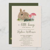 Ein kleiner Bunny ist unterwegs mit einer Babydusc Einladung (Vorne/Hinten)