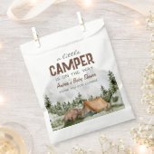 Ein kleiner Camper befindet sich auf dem Weg Baby Geschenktütchen (Ausgeschnitten)