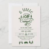 Ein kleiner Camper ist auf dem Weg zum grünen Wald Einladung (Vorderseite)