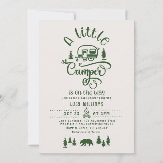 Ein kleiner Camper ist auf dem Weg zum grünen Wald Einladung (Vorderseite)