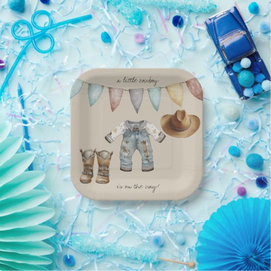 Ein kleiner Cowboy ist auf der Papiertafel Pappteller (Party)