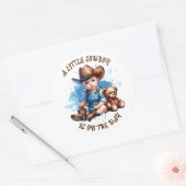 Ein kleiner Cowboy ist unterwegs | Babyparty Runder Aufkleber (Umschlag)