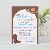 Ein kleiner Cowboy ist unterwegs mit Babydusche Einladung (Stehend Vorderseite)