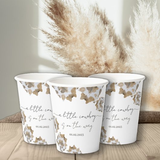 Ein kleiner Cowboy ist unterwegs Pappbecher