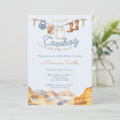 Ein kleiner Cowboy Western Canyon Babydusche Einladung (Stehend Vorderseite)