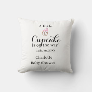 Ein kleiner Cupcake ist auf dem Weg Baby Shower Na Kissen