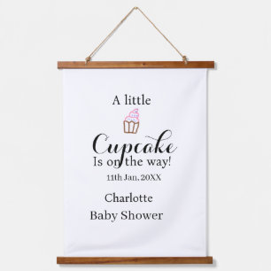 Ein kleiner Cupcake ist auf dem Weg Baby Shower Na Wandteppich Mit Holzrahmen