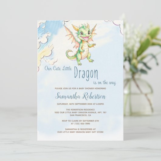 Ein kleiner Drache ist auf dem Weg Babydusche Einladung (Stehend Vorderseite)