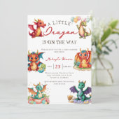 Ein kleiner Drache ist auf dem Weg Babydusche Einladung (Stehend Vorderseite)