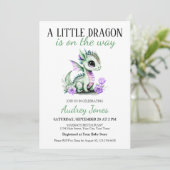 Ein kleiner Drache ist auf dem Weg zur Babydusche Einladung (Stehend Vorderseite)