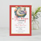 Ein kleiner Drache ist unterwegs mit einer Red Bab Einladung (Stehend Vorderseite)