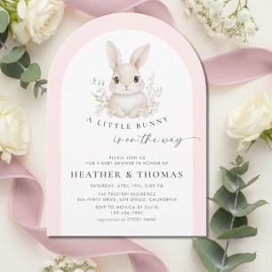 Ein kleiner eleganter rosa Hasenbogen zur Babypart Einladung