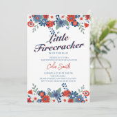 Ein kleiner Firecracker ist auf dem Weg zur Baby-D Einladung (Stehend Vorderseite)