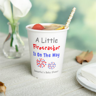 Ein kleiner Firecracker ist unterwegs Pappbecher