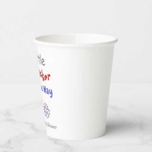 Ein kleiner Firecracker ist unterwegs Pappbecher (Links)