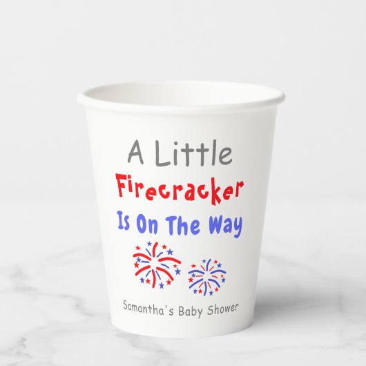 Ein kleiner Firecracker ist unterwegs Pappbecher (Vorderseite)