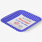 Ein kleiner Firecracker ist unterwegs Pappteller (Gewinkelt)