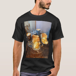 Ein kleiner Fisch in einem großen Teich Liverpool T-Shirt