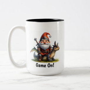 Ein kleiner Gnome-Krieger mit seinem Drachen Zweifarbige Tasse