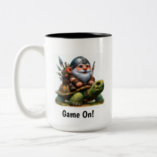 Ein kleiner Gnome-Krieger mit seiner Tortoise Zweifarbige Tasse